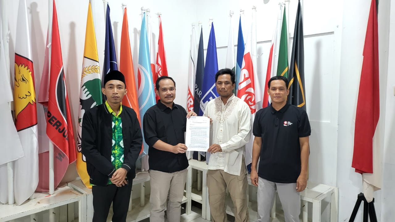 Ketua Bawaslu Kabupaten Tapin Abid Fikasi Gulo Menyerahkan Surat Imbauan Terkait Pemutakhiran Data Pemilih Berkelanjutan