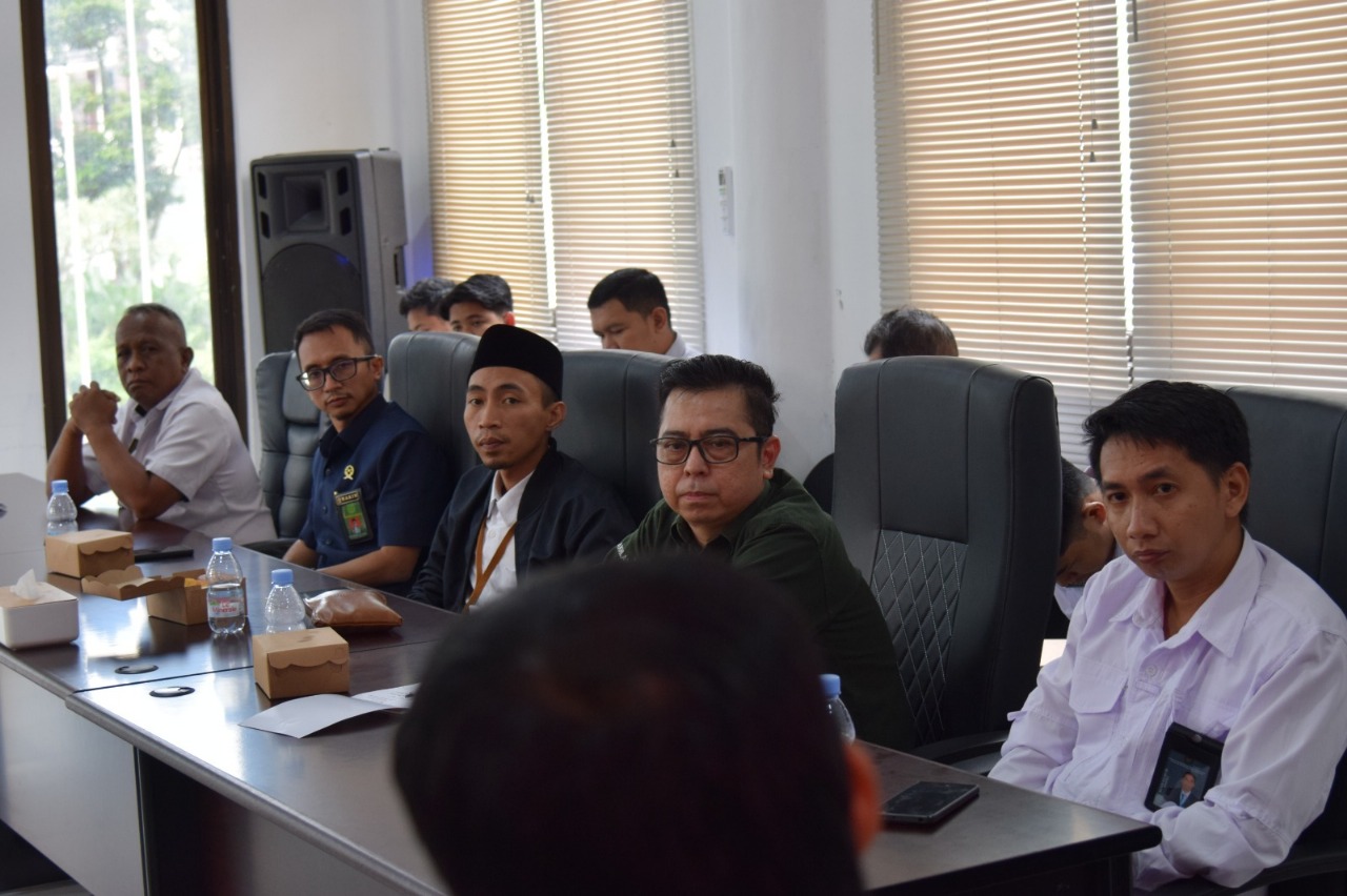 Anggota Bawaslu Kabupaten Tapin A. Fadzlur Rahman menghadiri sekaligus mengawasi Rapat Pleno Terbuka Rekapitulasi Pemutakhiran Daftar Pemilih Berkelanjutan (PDPB) triwulan II tahun 2025 tingkat kabupaten Tapin yang dilaksanakan Di Aula KPU Tapin