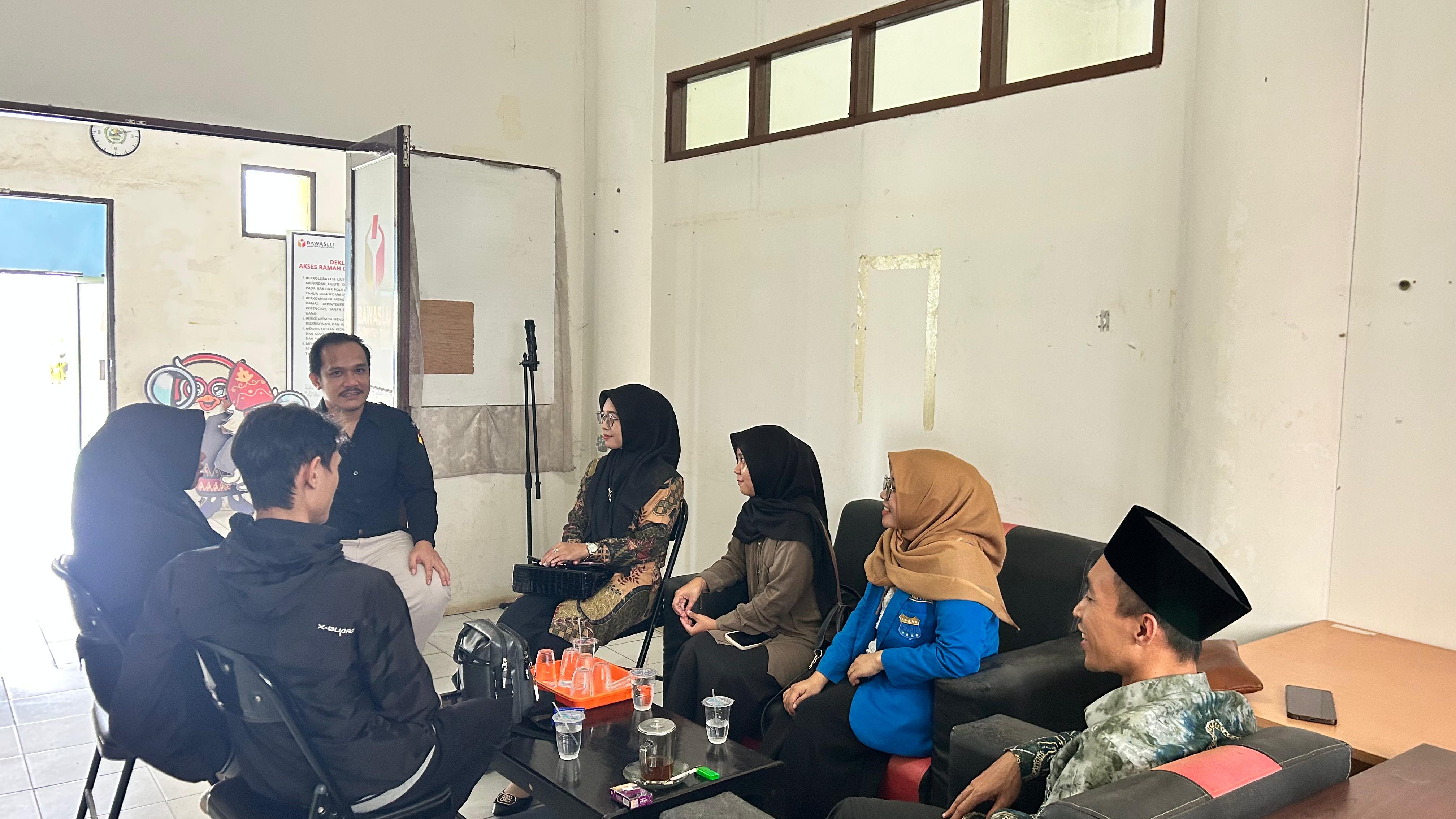 Ketua Bawaslu Tapin Abid Fikasi Gulo bersama Anggota A Fadzlur Rahman berdiskusi dengan PMII Tapin