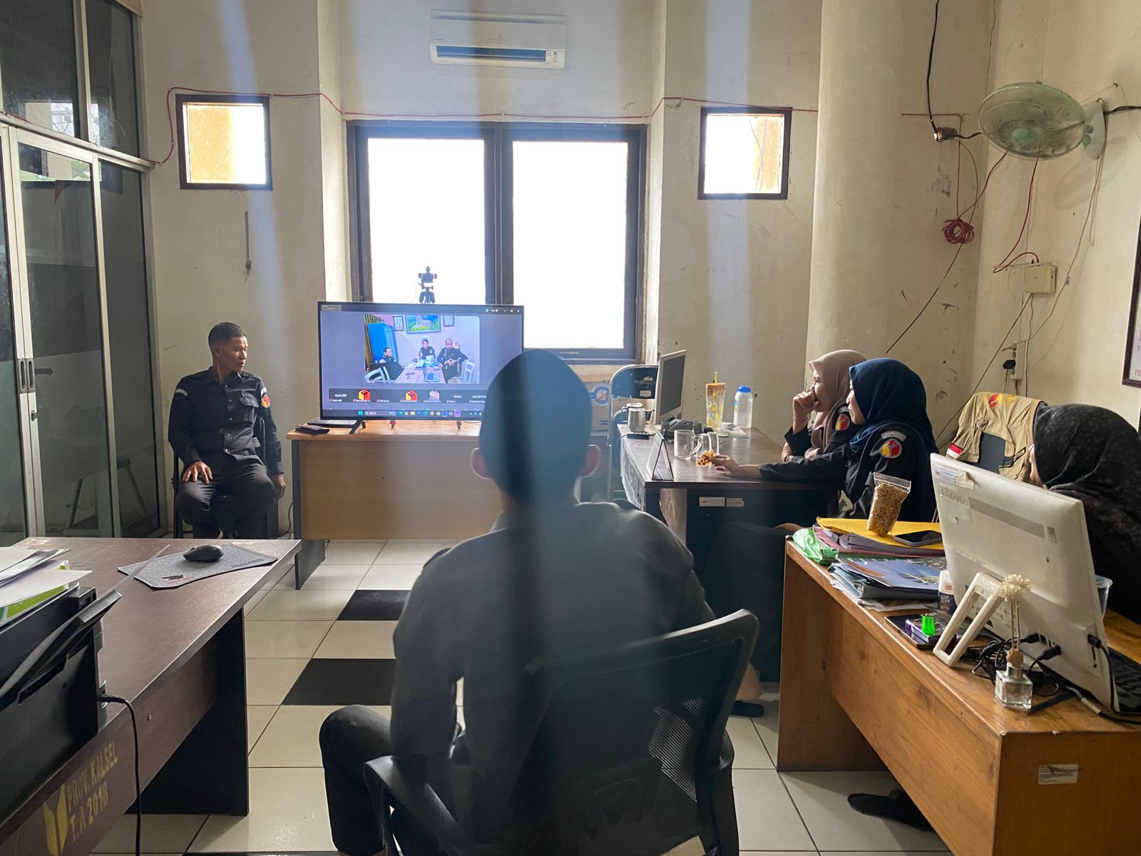 Anggota Bawaslu Kabupaten Tapin dan Tim fasilitasi pengawasan PDPB mengikuti Rapat Koordinasi Via Zoom Meeting bersama Bawaslu Provinsi dan Bawaslu Kabupaten/kota se kalimantan selatan 