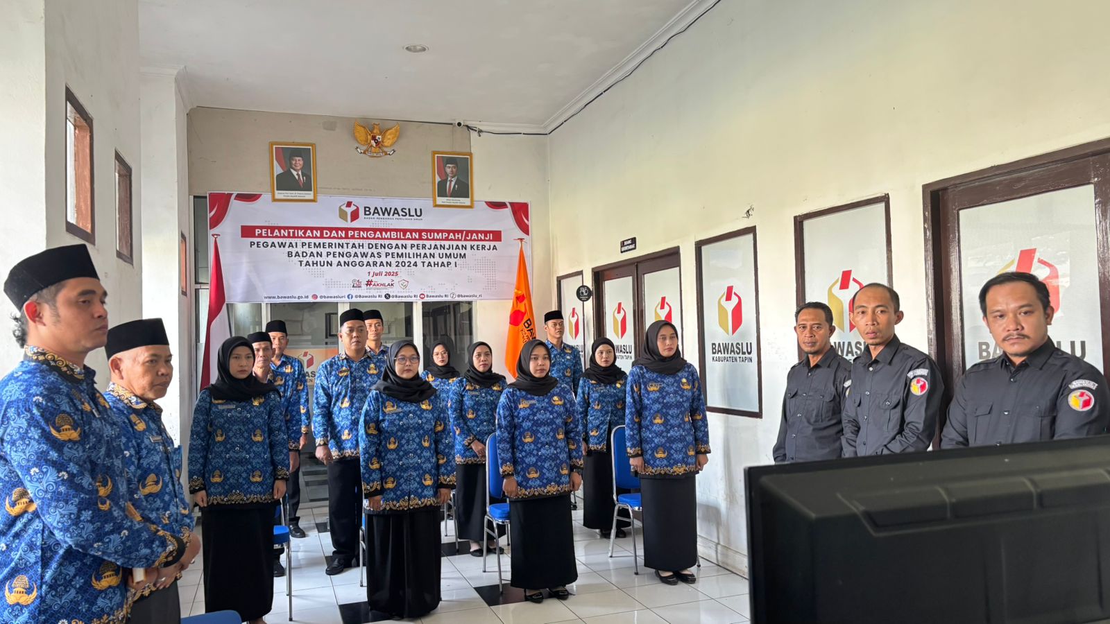 12 Staf Sekretariat Bawaslu Tapin Dilantik Sebagai ASN PPPK