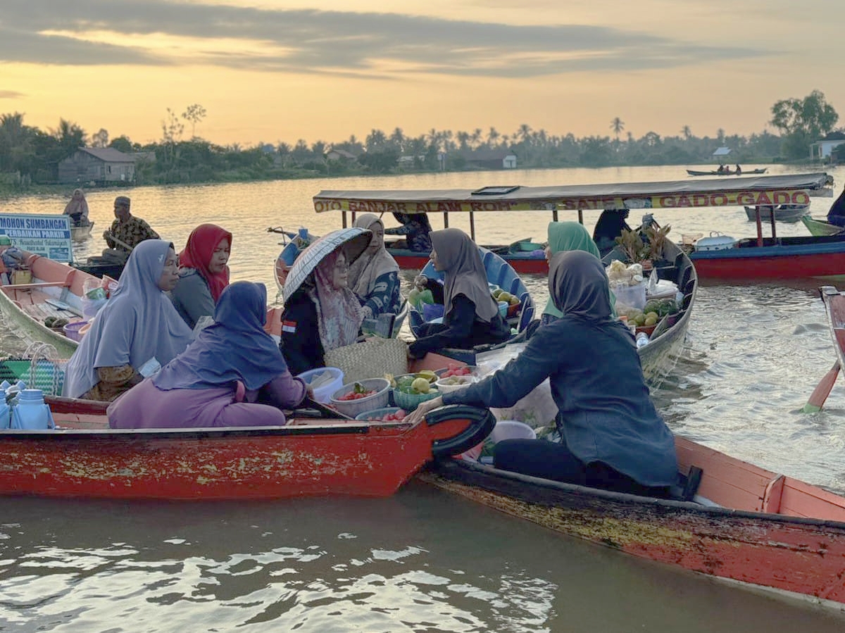 Lolly Suhenty Kunjungi Pasar Terapung Lok Baintan ; Demokrasi yang Bagus, Demokrasi yang Tidak Tercerabut dari Akar Budaya