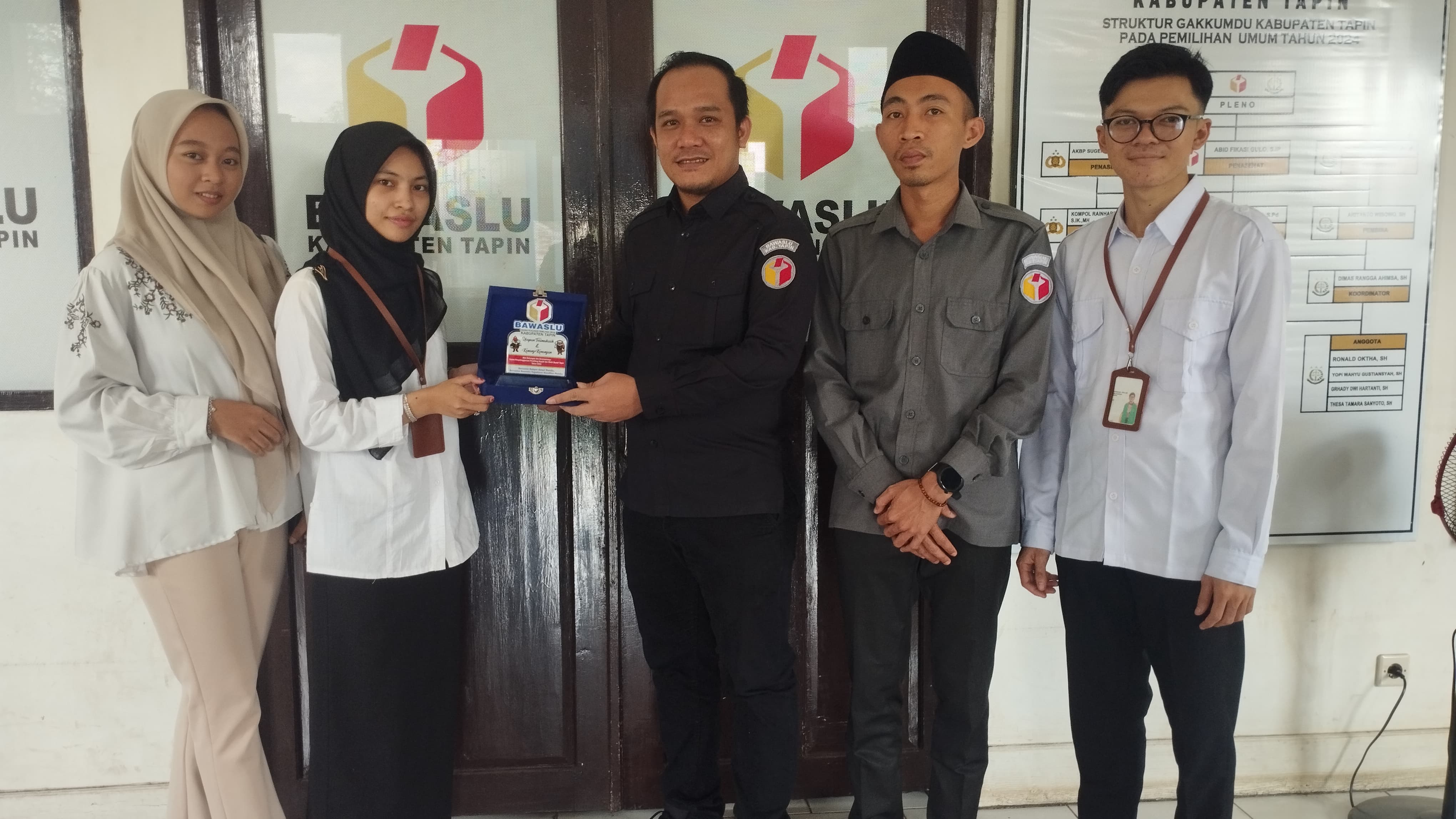 Koordinator Daerah Forum Demokrasi Milenial (FDM) Kabupaten Tapin beraudiensi dengan Bawaslu Tapin