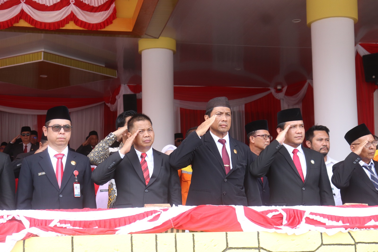 Ketua Bawaslu Tapin Hadiri Upacara HUT RI ke-80 di Halaman Pemkab