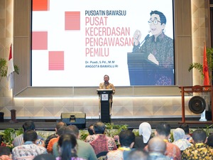 Anggota Bawaslu Puadi saat membuka Rapat Koordinasi Nasional Bidang Data dan Informasi Gelombang I di Makassar, Selasa (16/9/2025)