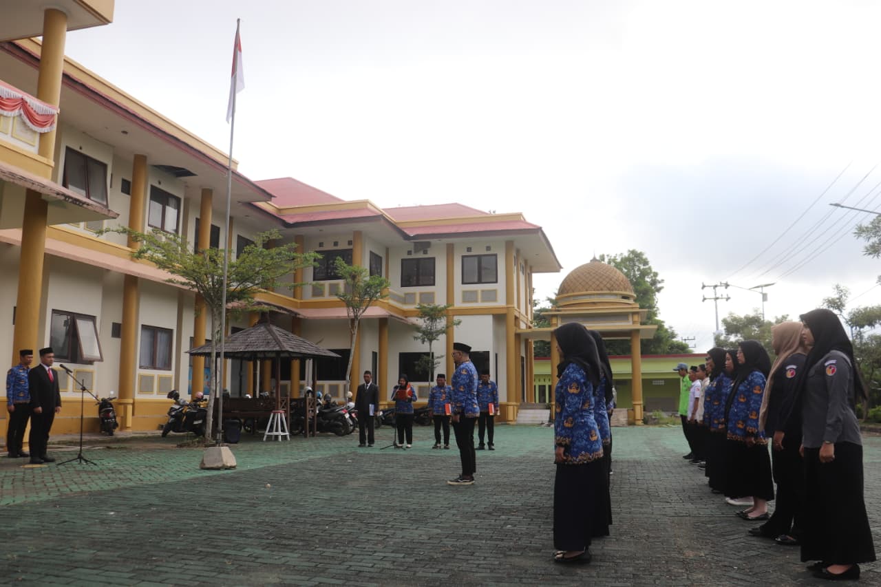   Upacara peringatan Hari Kesaktian Pancasila berlangsung di halaman kantor Bawaslu Kabupaten Tapin dipimpin langsung oleh Ketua Bawaslu Kabupaten Tapin Abid Fikasi Gulo yang bertindak sebagai Inspektur Upacara