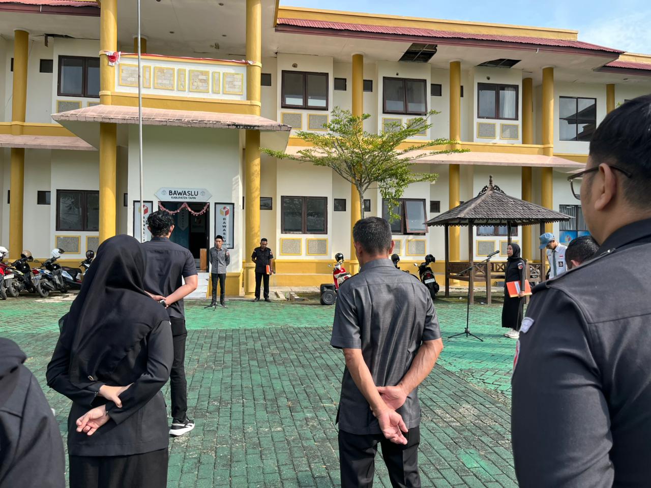 A. Fadzlur Rahman menjadi pembina apel senin pagi