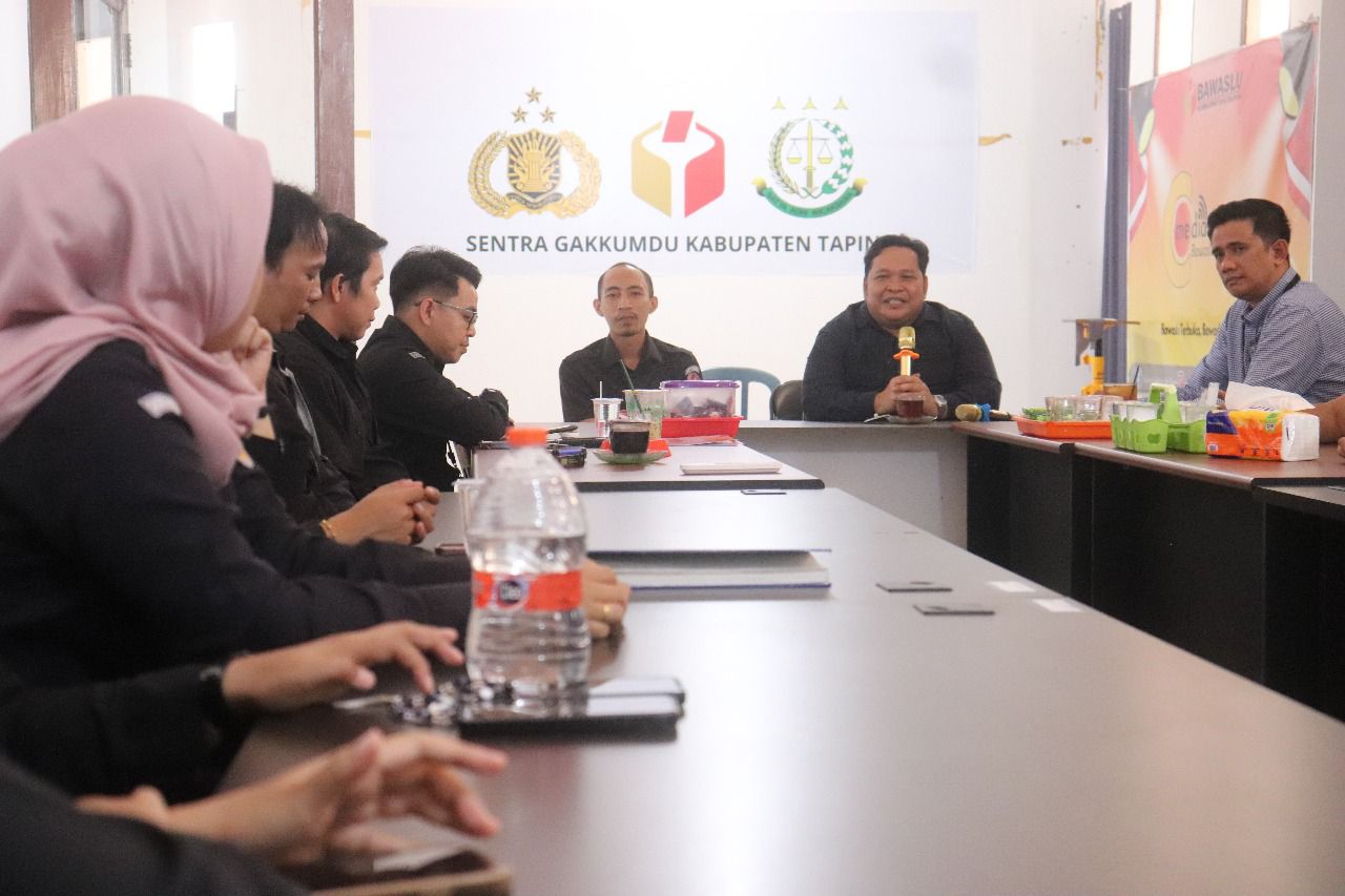 Anggota Bawaslu Kalsel Akhmad Mukhlis Saat memberikan arahan kepada jajaran Bawaslu Tapin