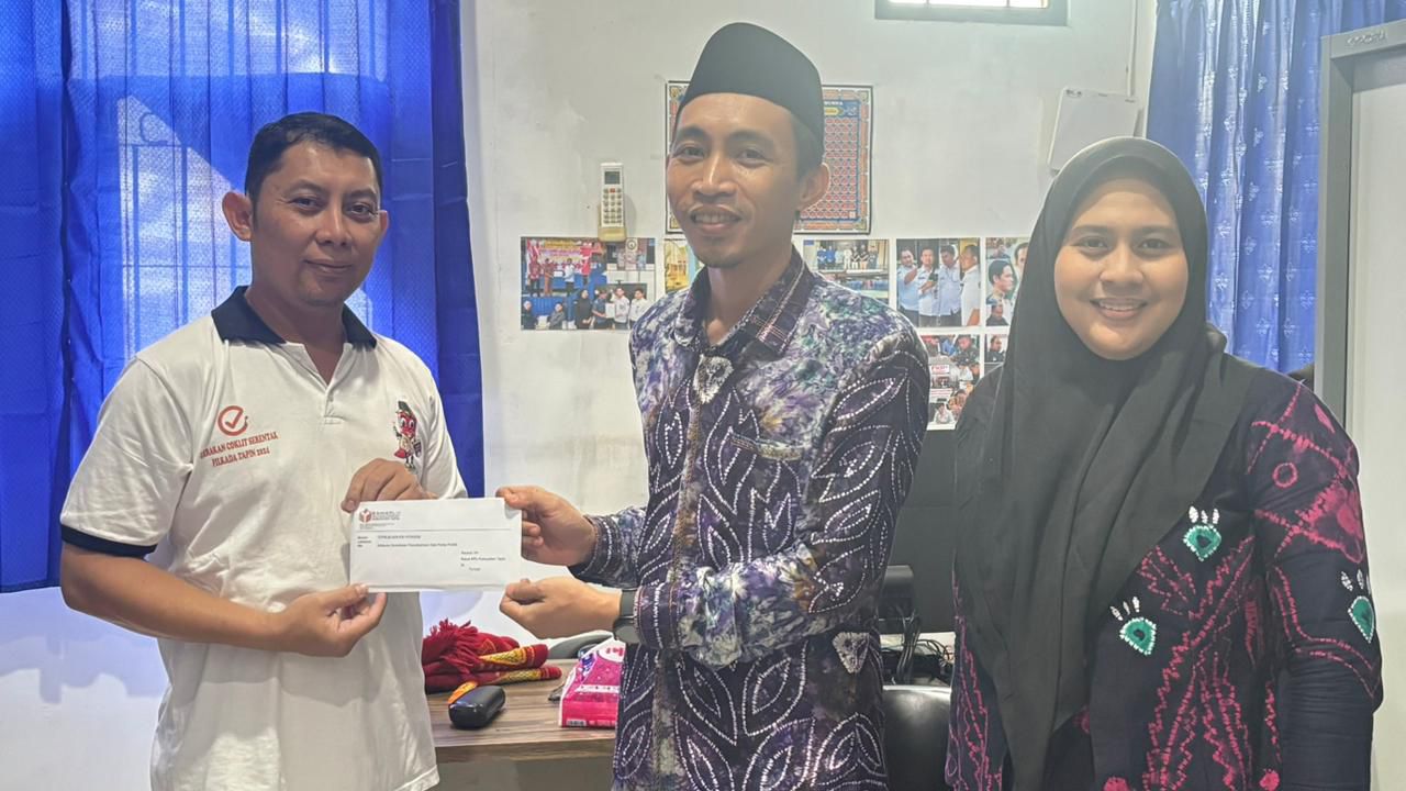 Anggota Bawaslu Tapin A Fadzlur Rahman Sampaikan langsung surat Imbauan kepada KPU Tapin Terkait Sosialisasi Pemutakhiran Data Partai Politik Berkelanjutan