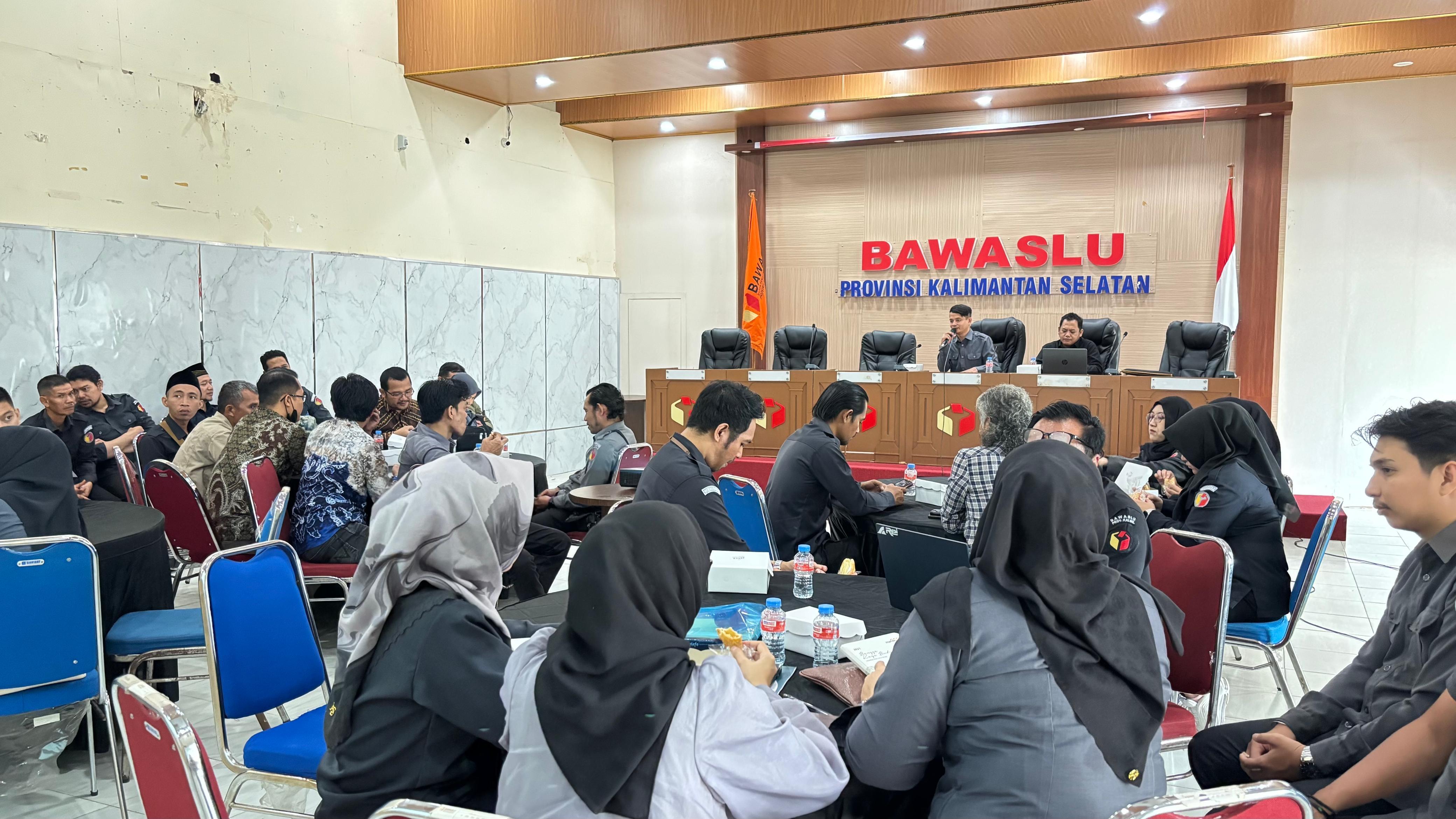 Bawaslu Kalsel Gelar Rakor Progres Pengawasan PDPB dan Finalisasi Penyusunan Laporan Akhir Tahun 2025