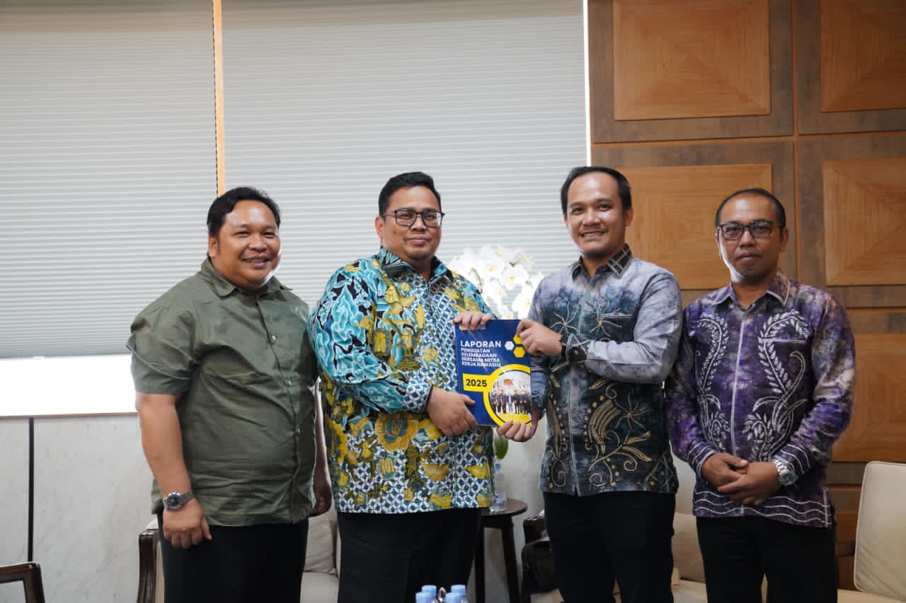 Ketua Bawaslu RI Rahmat Bagja Terima Langsung Penyerahan Laporan Penguatan Kelambagaan Dari Bawaslu Kabupaten Tapin
