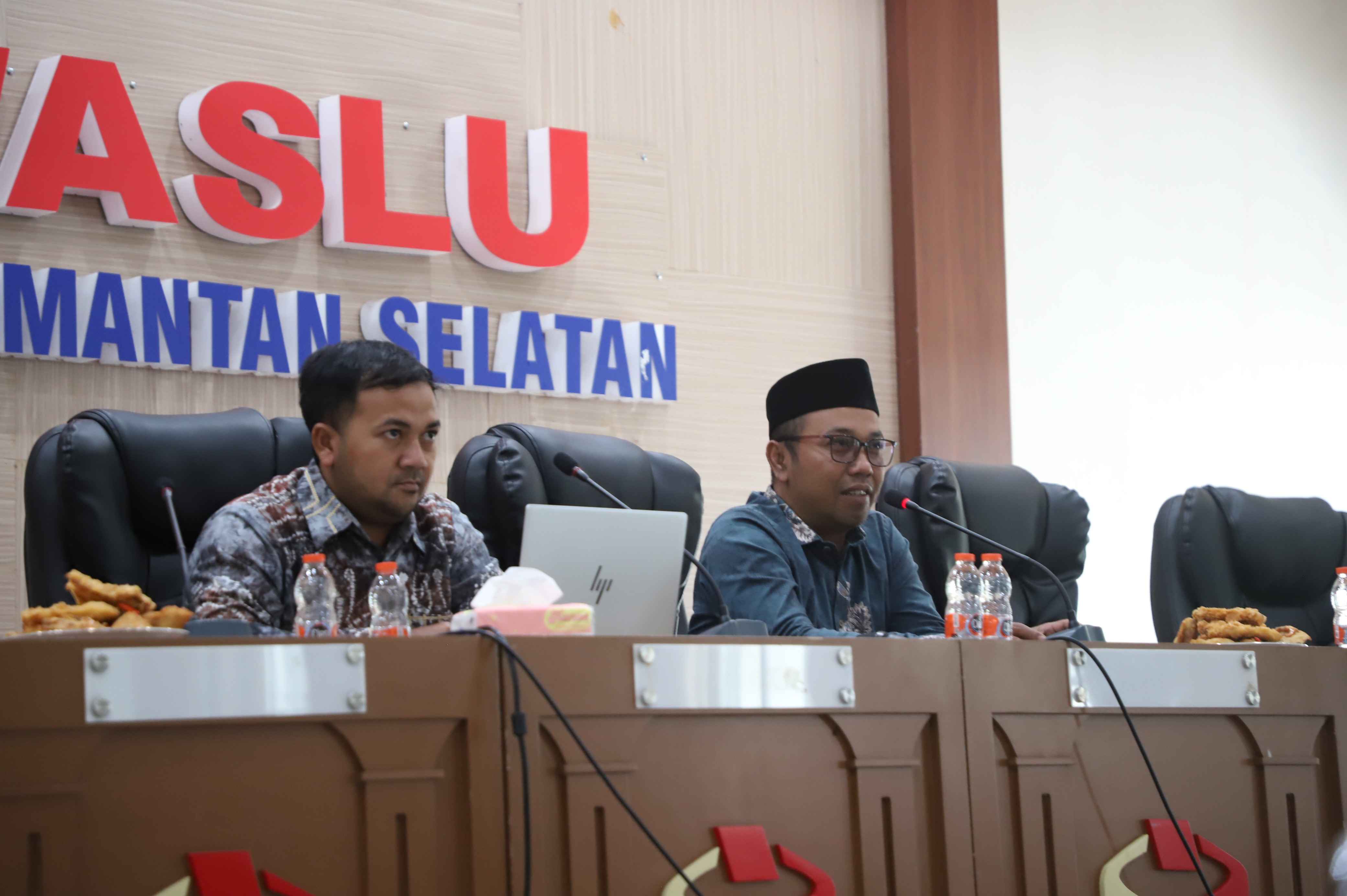Ketua Bawaslu Kalsel Aries Mardiono pimpin acara rapat penyusunan laporan pelaksanaan kegiatan Penguatan Kelembagaan Pengawas Pemilu