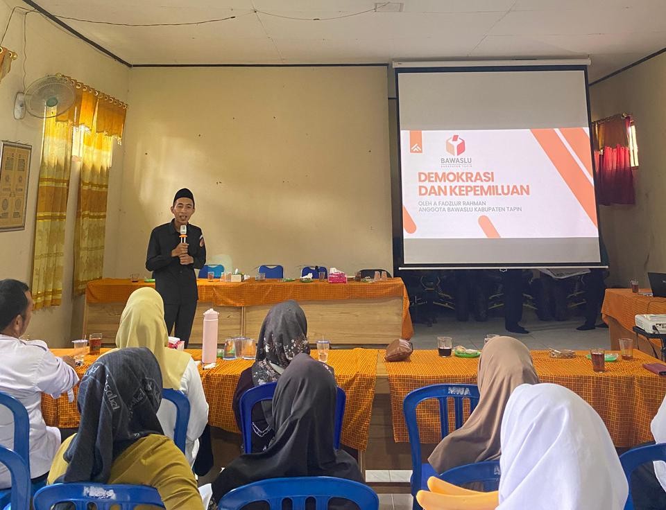 A Fadzlur Rahman Saat Memberikan materi Sosialisasi Pendidikan Partisipasi Demokrasi dan Pemilu yang digelar oleh Mahasiswa Kuliah Kerja Nyata (KKN) IAD Darul Ulum Kandangan