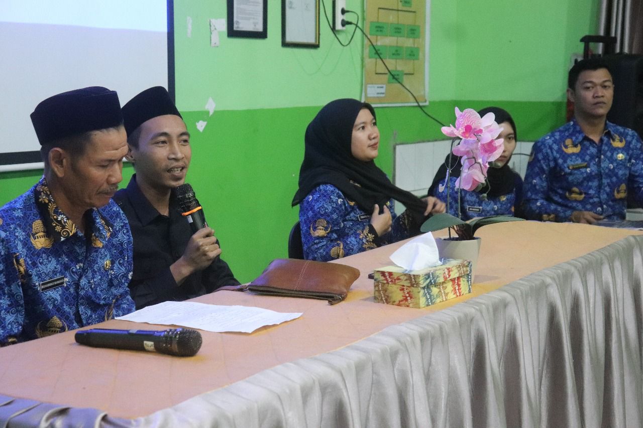 Anggota Bawaslu Tapin A Fadzlur Rahman saat memberikan edukasi kepemiluan kepada peserta didik