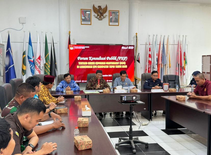 Ketua KPU Tapin Fakhrian Noor saat membuka acara Forum Konsultasi Publik (FKP) tentang Survei Kepuasan Masyarakat (SKM) di lingkungan KPU Tapin Tahun 2025