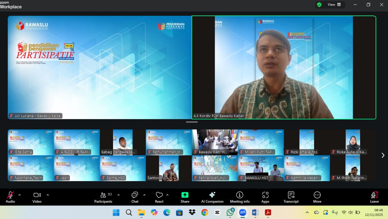 Anggota Bawaslu Kalsel Thessa Aji Budiono Saat memberikan arahan kepada peserta yang hadir