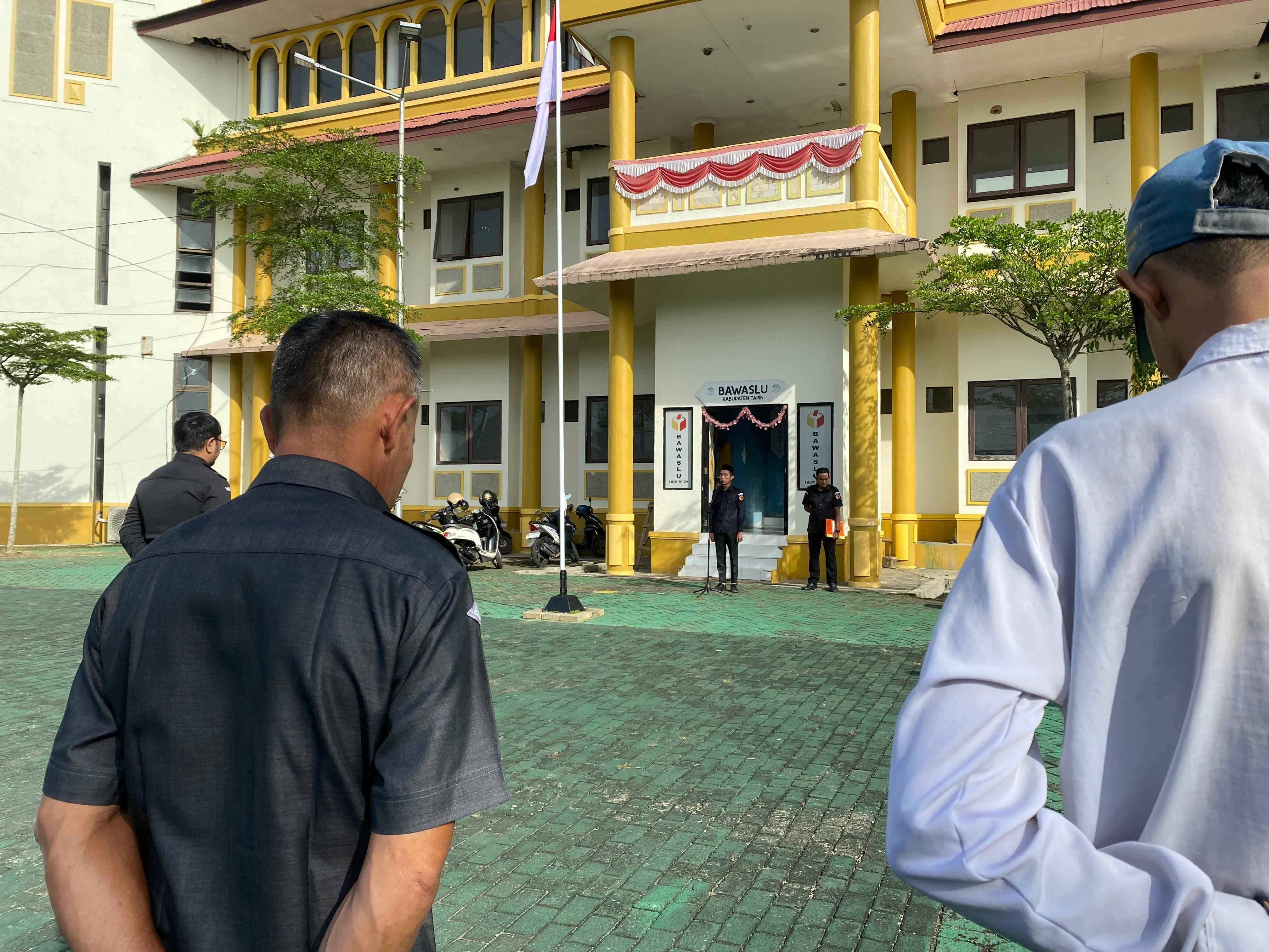 A. Fadzlur Rahman Pimpin Apel Pagi Senin dihalaman Kantor