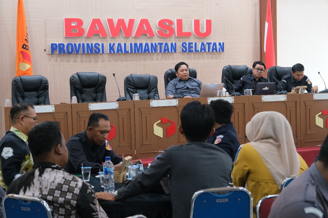 Anggota Bawaslu Tapin Santoso menghadiri Rapat Persiapan Pengawasan Pemutakhiran Data Partai Politik Secara Berkelanjutan yang digelar di Aula Bawaslu Provinsi Kalimantan Selatan