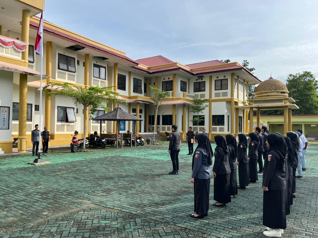 Anggota Bawaslu Tapin A Fadzlur Rahman Pimpin Apel Senin Pagi