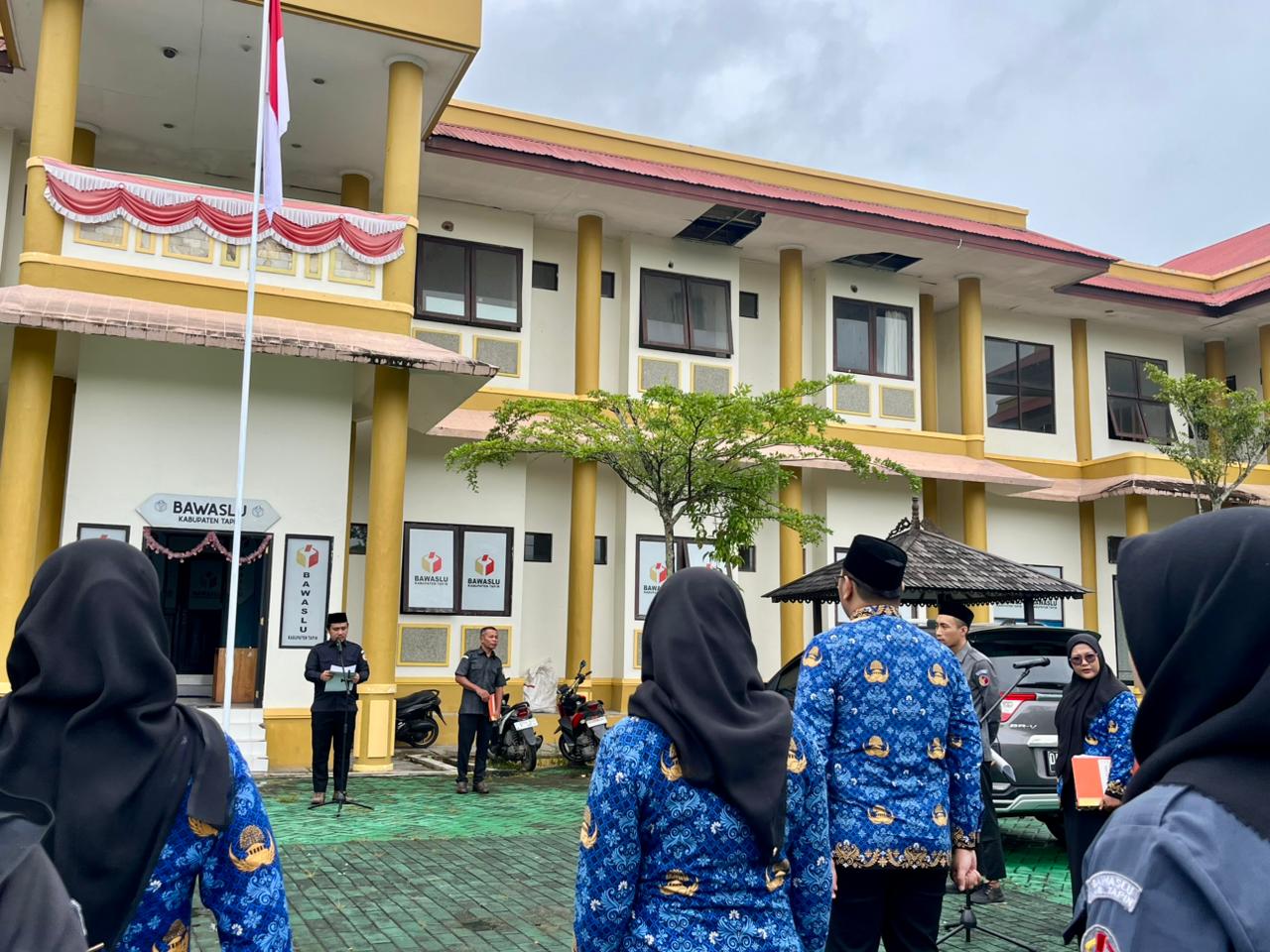 Ketua Bawaslu Tapin, Abid Fikasi Gulo pimpin Upacara Peringatan Hari Ibu ke-97 Tahun 2025 di lingkungan Bawaslu Tapin