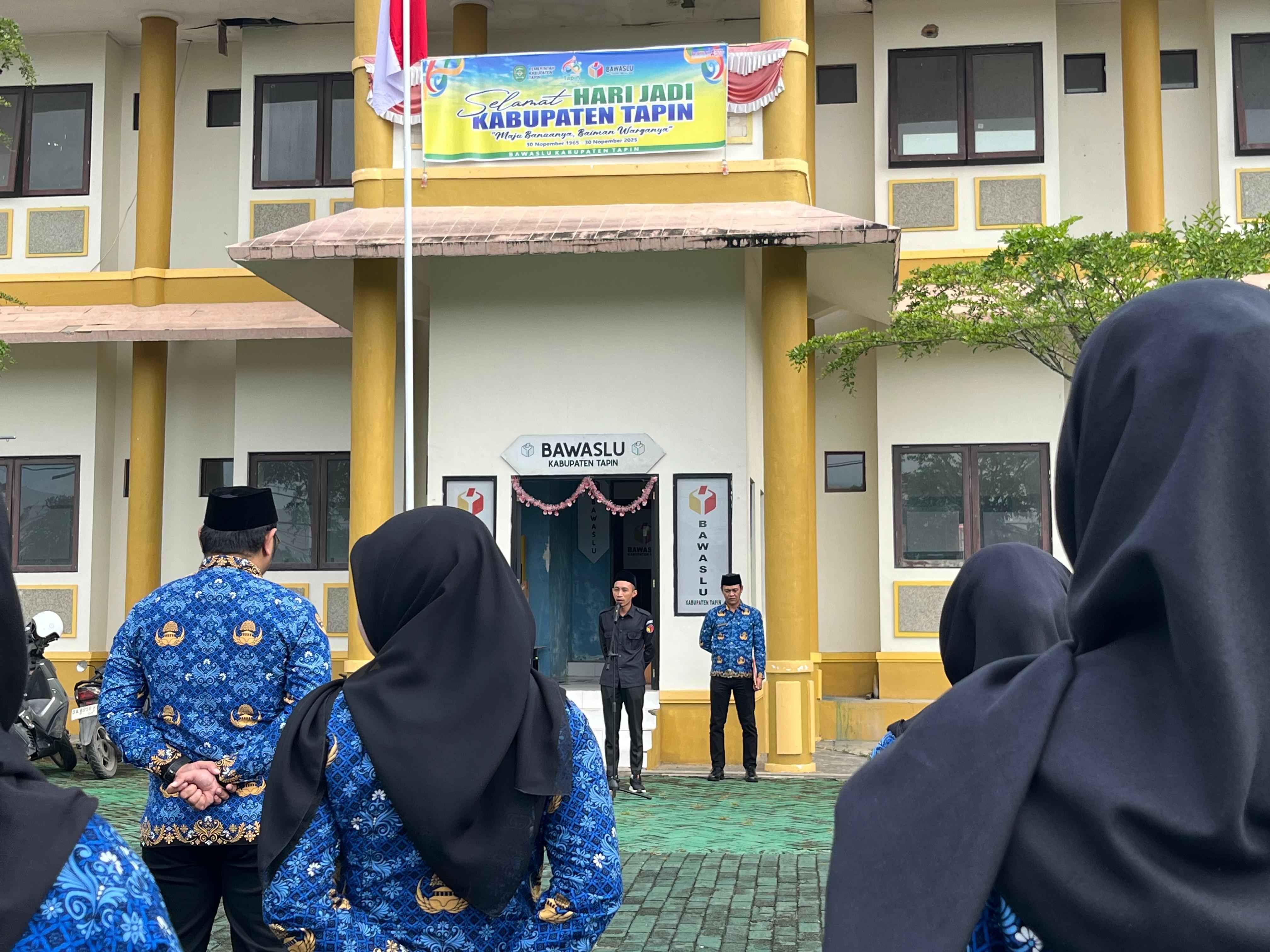 Anggota Bawaslu Tapin A FAdzlur Rahman Pimpin Upacara Peringatan Hut Korpri