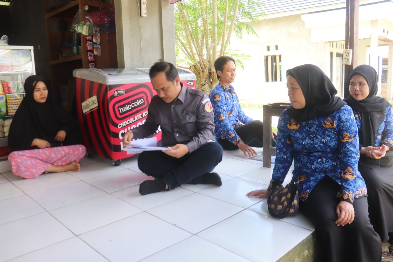 Ketua Bawaslu Tapin Abid Fikasi Gulo dan Tim Saat Lakukan Uji Petik Di Kecamatan Binuang