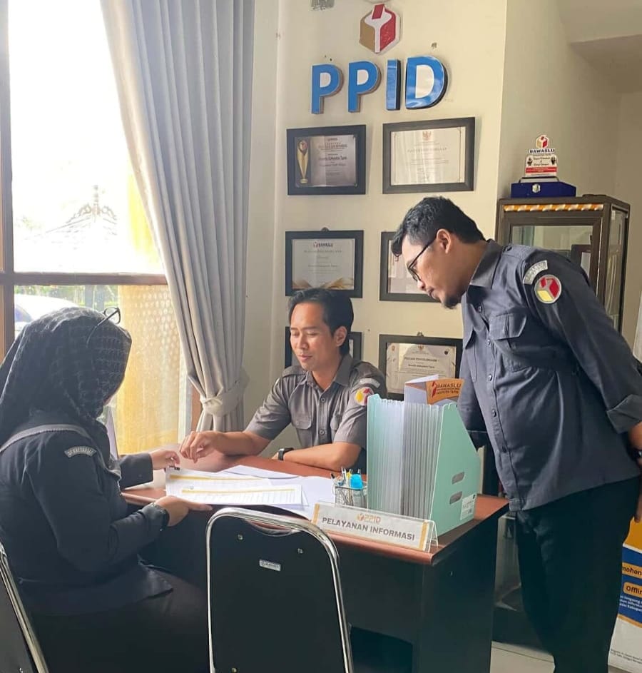 Tim Supervisi Tinjau Langsung Sarana dan Prasarana Pelayanan Informasi di ruang pelayanan informasi Bawaslu Kabupaten Tapin