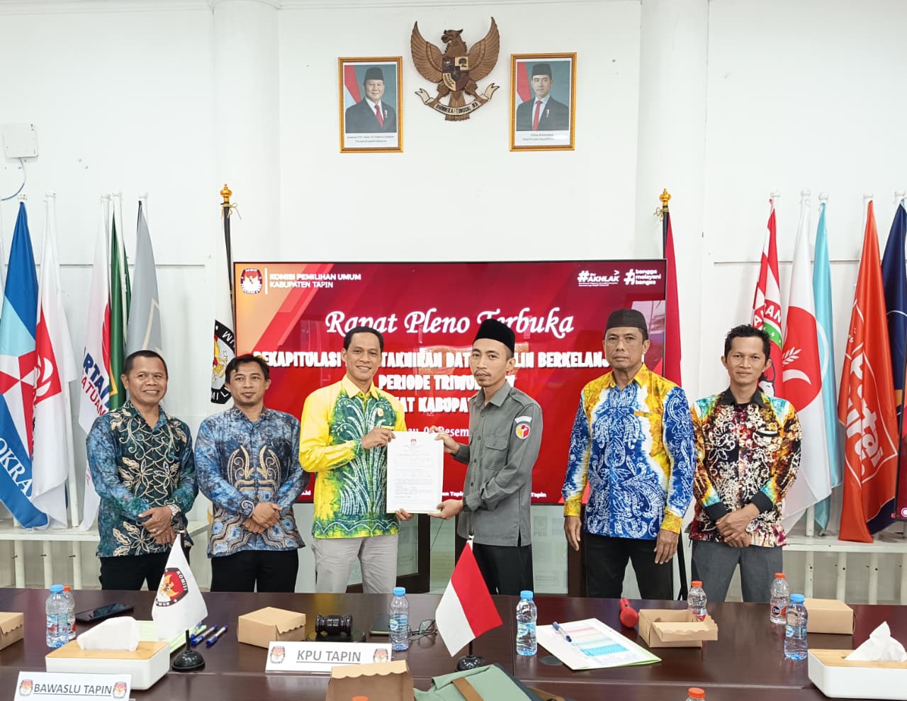 Anggota Bawaslu Tapin A Fadzlur Rahman hadiri Rapat Pleno Terbuka Rekapitulasi Pemutakhiran Data Pemilih Berkelanjutan (PDPB)