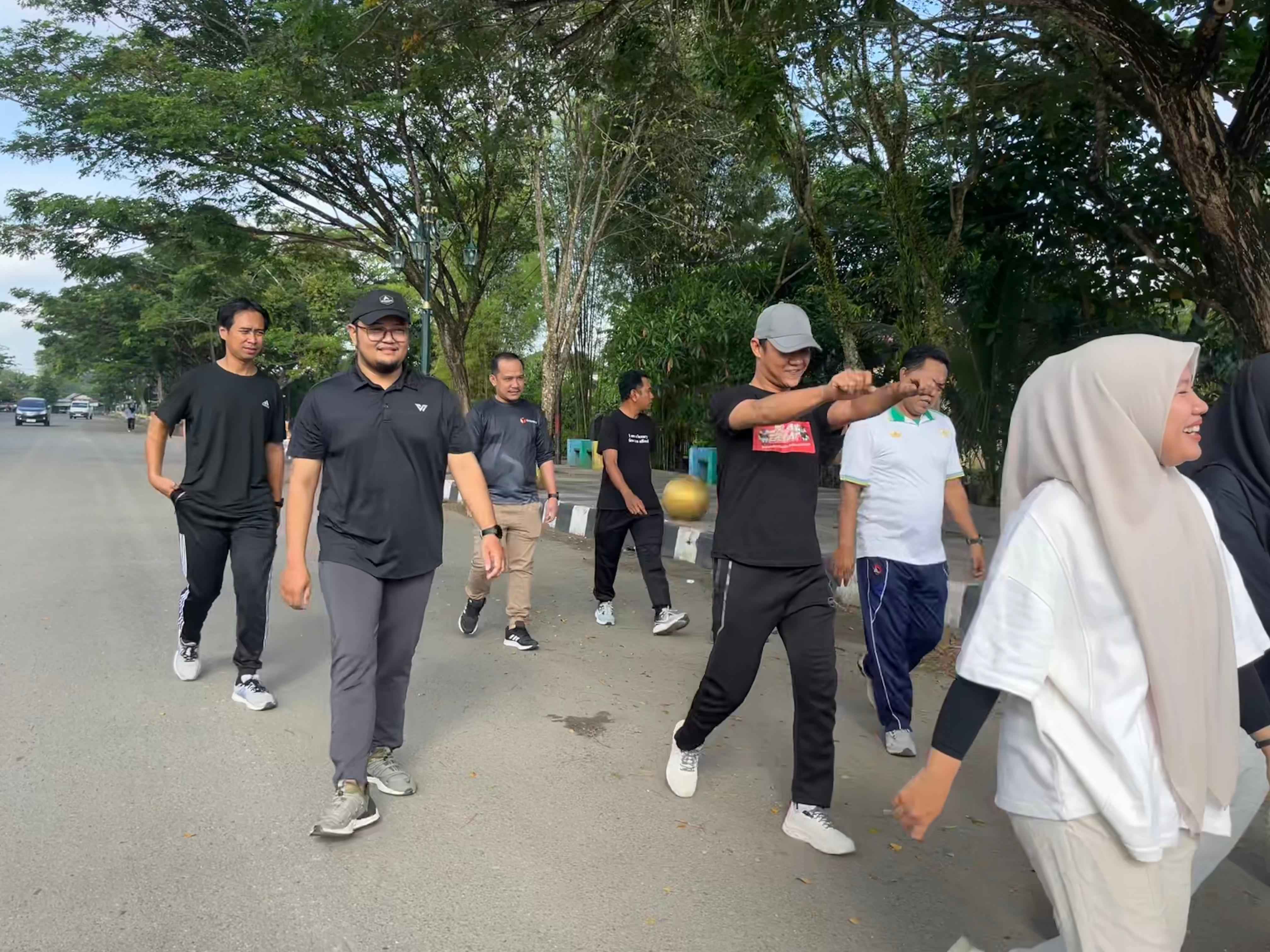 Perkuat Kebersamaan, Bawaslu Tapin Laksanakan Jalan Sehat Jumat Sehati
