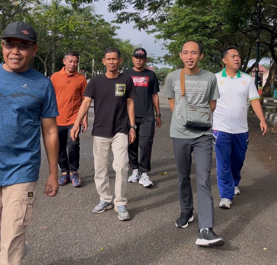 Jajaran Bawaslu Kabupaten Tapin Laksanakan Jalan Santai Jumat Sehati
