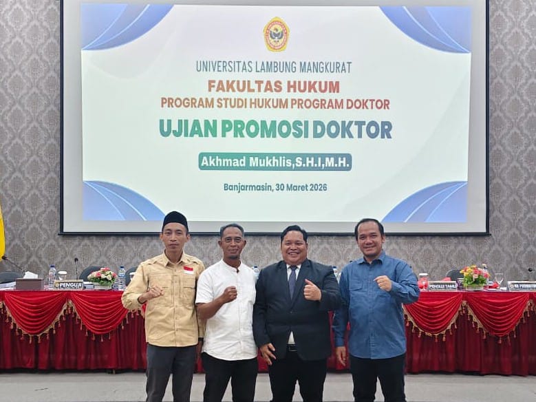 Akhmad Mukhlis saat sidang terbuka promosi Doktor, Senin (30/3/2026) bidang Ilmu Hukum. Mukhlis mengangkat judul disertasi Urgensi Pengkodifikasian Undang-Undang Pemilu dan Pilkada dalam Upaya Pembangunan Demokrasi Indonesia. Dirinya mempertahankan disertasinya di hadapan para Profesor dan Doktor penguji dalam sidang terbuka setelah melewati tahapan-tahapan sebagai mahasiwa program Doktor Universitas Lambung Mangkurat Banjarmasin.   Promovendus yang juga Anggota Bawaslu Kalsel ini Menjelaskan, Urgensi Kodif
