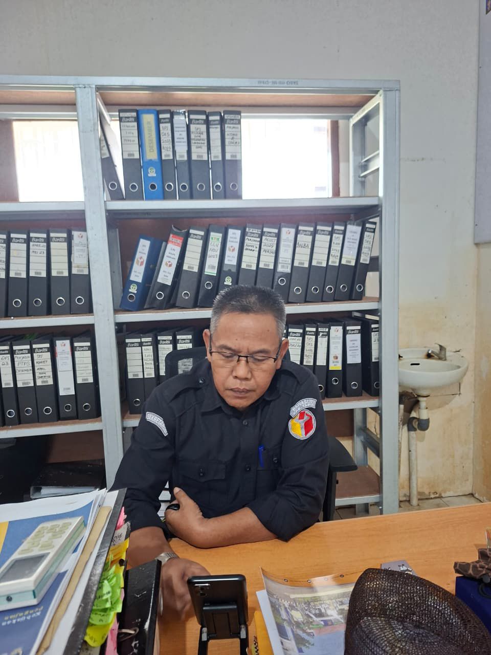 Kepala Sekretariat, Rahmadi, mengikuti Rapat Evaluasi Keuangan yang diselenggarakan oleh Sekretariat Bawaslu Provinsi Kalimantan Selatan bersama Bawaslu Kabupaten/Kota se-Provinsi Kalimantan Selatan