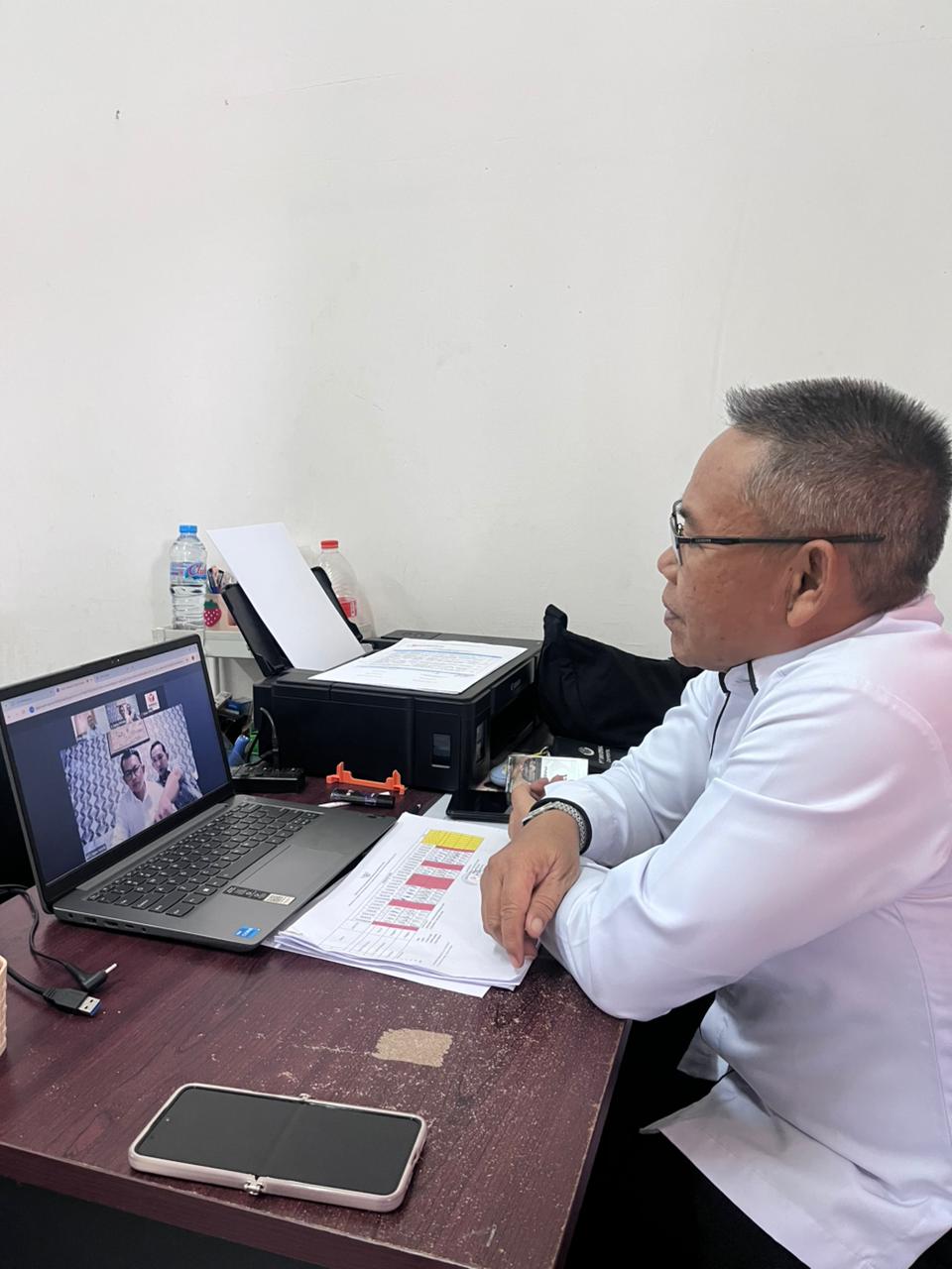 Kepala Sekretariat Bawaslu Kabupaten Tapin, Rahmadi, bersama staf Subbagian SDM mengikuti rapat koordinasi secara daring melalui Zoom Meeting dengan Bagian SDM Bawaslu Provinsi
