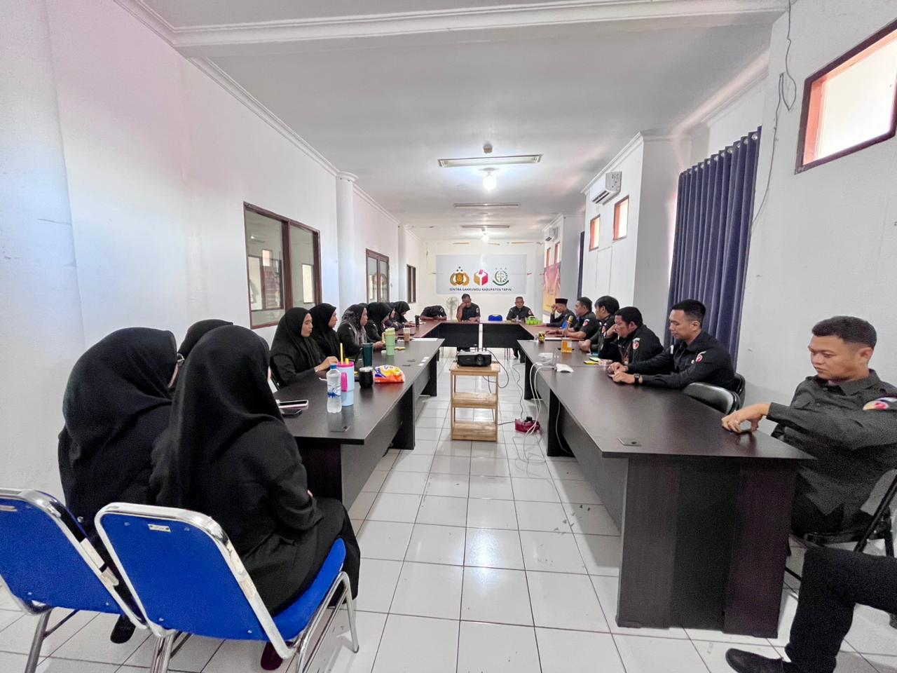 Ketua Bawaslu Tapin Abid Fikasi Gulo Pimpin Rapat Rutin