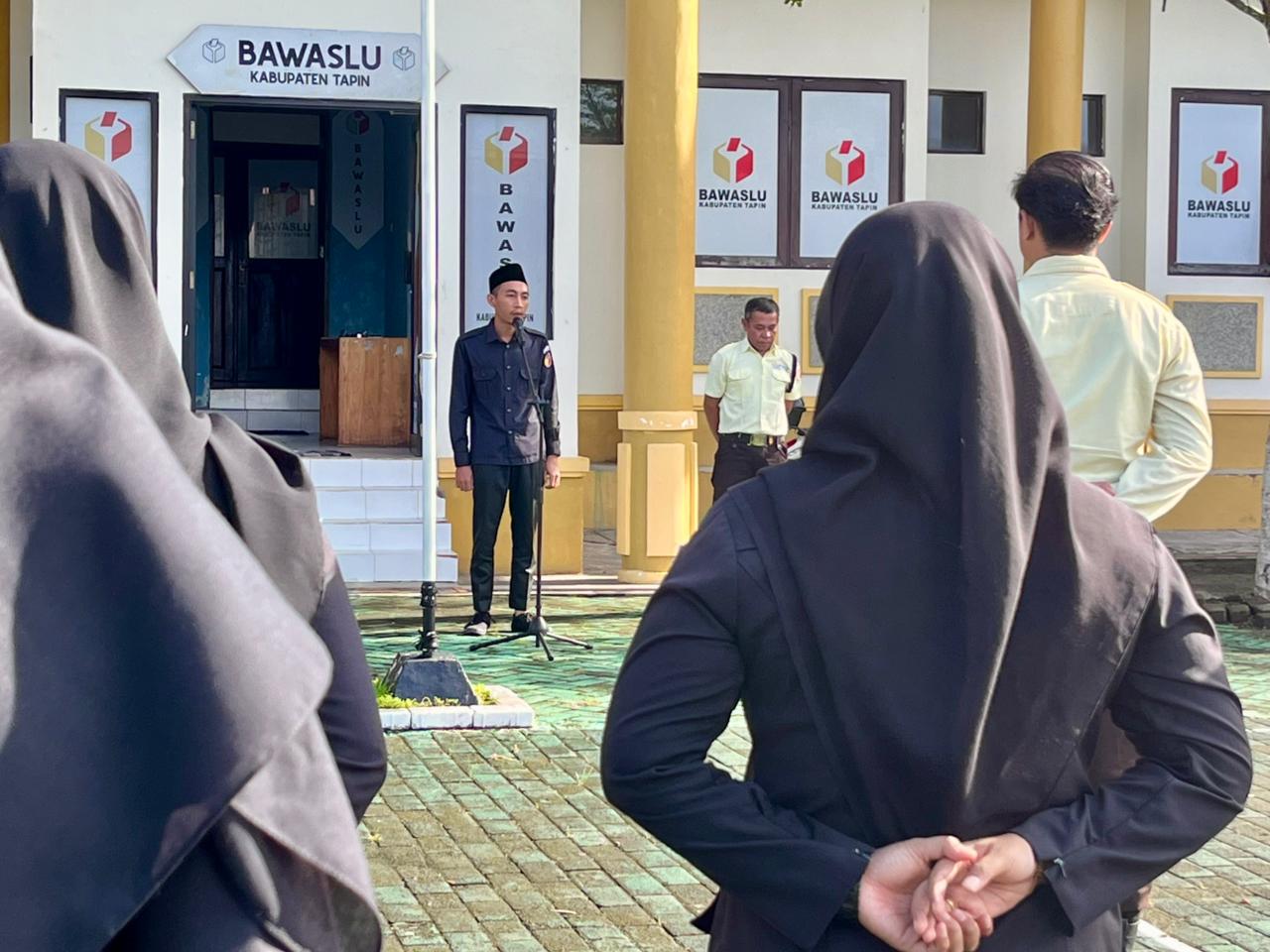 Halaman Kantor Bawaslu Kabupaten Tapin menjadi tempat berlangsungnya apel pagi rutin pada Senin (11/05/2026). Apel yang diikuti seluruh jajaran staf sekretariat tersebut dipimpin langsung oleh A. Fadzlur Rahman, Anggota Bawaslu Kabupaten Tapin, sebagai wujud komitmen kelembagaan dalam menjaga disiplin dan semangat kerja aparatur pengawas pemilu.  Sebagai pemimpin apel, Fadzlur menyampaikan arahan yang tidak sekadar bersifat seremonial. Ia menyampaikan beberapa hal penting diantaranya mengenai Instruksi Ketu