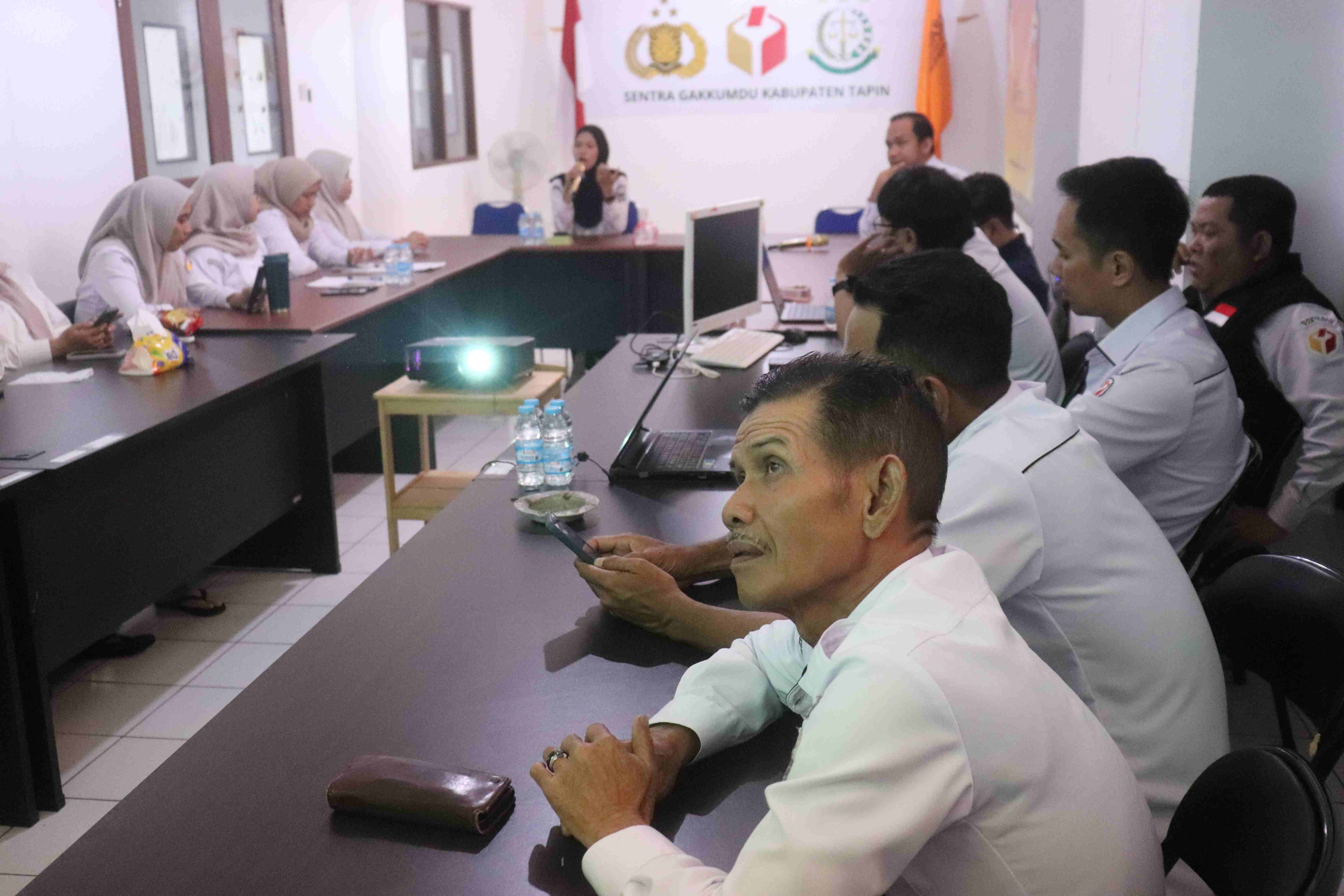 Bawaslu Tapin Bekali Aparatur Bahasa Isyarat untuk Wujudkan Pelayanan Ramah Disabilitas
