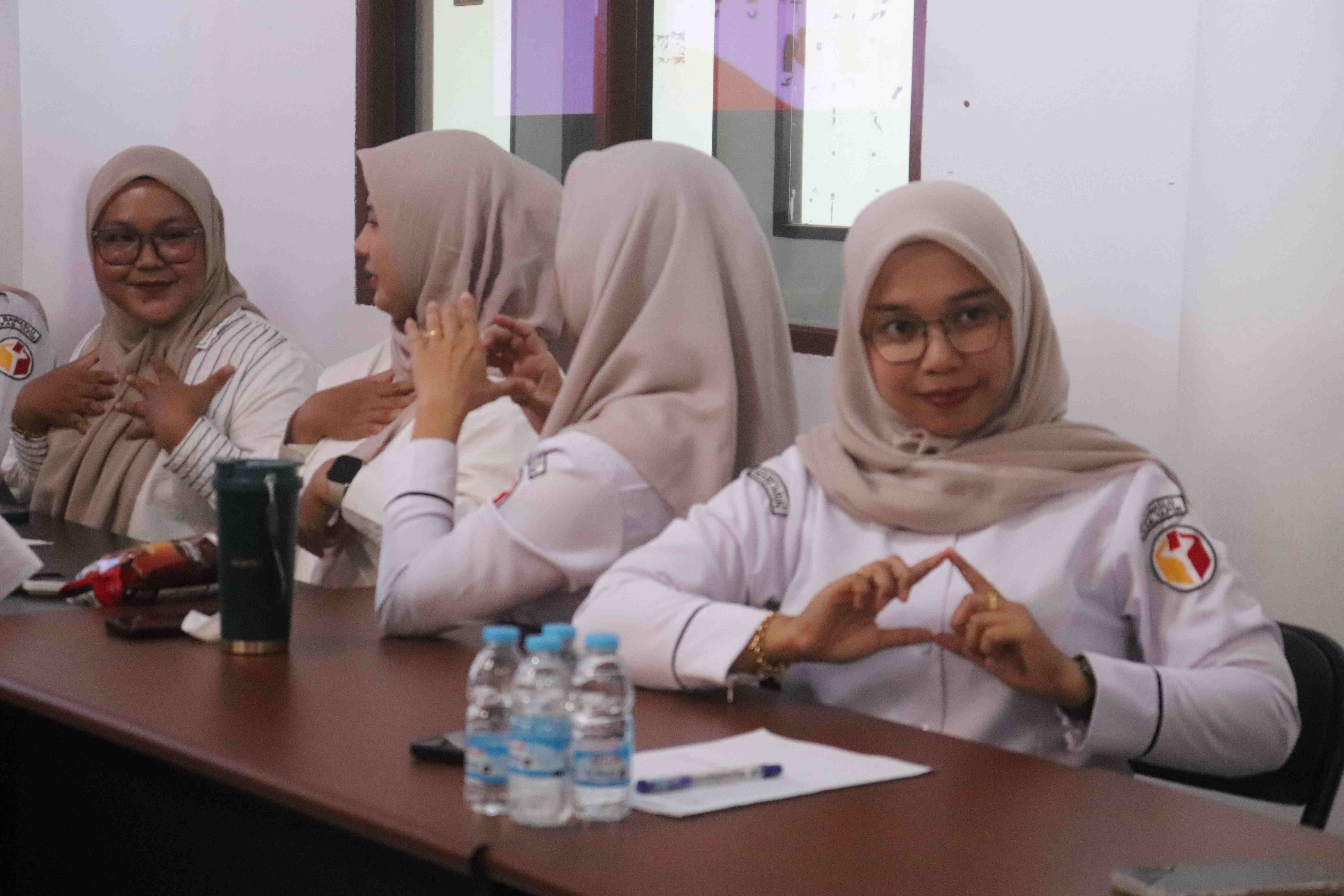 Bawaslu Tapin Tingkatkan Pelayanan Aparatur Melalui Pelatihan Bahasa Isyarat