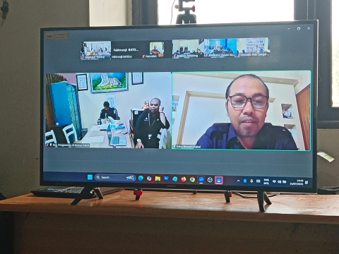Ketua Bawaslu Kalsel saat memberikan arahan pada Anggota Bawaslu Kabupaten Tapin dan Tim fasilitasi pengawasan PDPB mengikuti Rapat Koordinasi Via Zoom Meeting bersama Bawaslu Provinsi dan Bawaslu Kabupaten/kota se kalimantan selatan  melalui zoom
