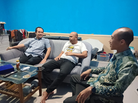 Ketua dan Anggita Bawaslu Tapin Kunjungi Aswat Bahas Sinergi Pendidikan Politik dan Demokrasi