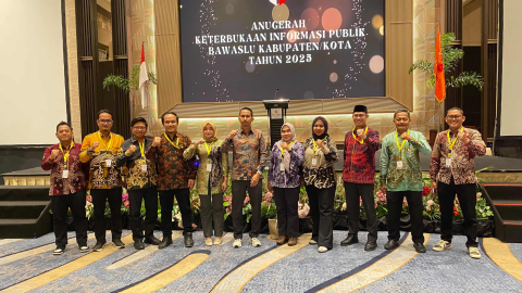Penganugrahan Keterbukaan Informasi Publik Bawaslu Kabupaten/Kota Tahun 2025 Oleh Tim PPID Pusat Data dan Informasi