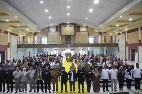 Foto Bersama Seleuruh Undangan Kegiatan Dialog Demokrasi Penguatan Lembaga Pengawas Pemilu