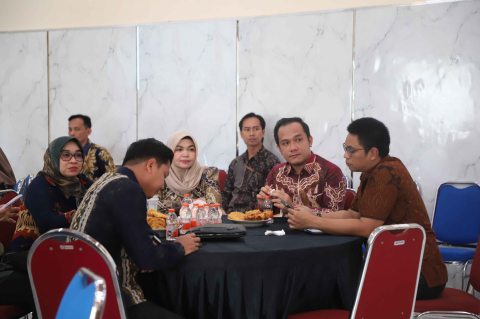 Ketua Bawaslu Tapin Abid Fikasi Gulo dan Staf saat menghadiri acara rapat penyusunan laporan pelaksanaan kegiatan Penguatan Kelembagaan Pengawas Pemilu