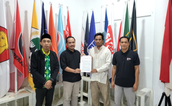 Ketua Bawaslu Kabupaten Tapin Abid Fikasi Gulo Menyerahkan Surat Imbauan Terkait Pemutakhiran Data Pemilih Berkelanjutan