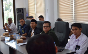 Anggota Bawaslu Kabupaten Tapin A. Fadzlur Rahman menghadiri sekaligus mengawasi Rapat Pleno Terbuka Rekapitulasi Pemutakhiran Daftar Pemilih Berkelanjutan (PDPB) triwulan II tahun 2025 tingkat kabupaten Tapin yang dilaksanakan Di Aula KPU Tapin