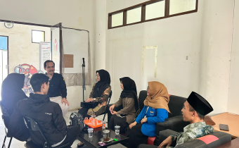 Ketua Bawaslu Tapin Abid Fikasi Gulo bersama Anggota A Fadzlur Rahman berdiskusi dengan PMII Tapin