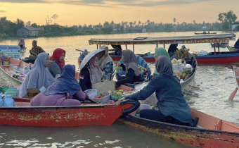 Lolly Suhenty Kunjungi Pasar Terapung Lok Baintan ; Demokrasi yang Bagus, Demokrasi yang Tidak Tercerabut dari Akar Budaya