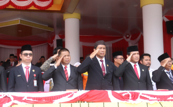 Ketua Bawaslu Tapin Hadiri Upacara HUT RI ke-80 di Halaman Pemkab