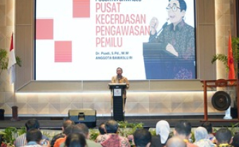 Anggota Bawaslu Puadi saat membuka Rapat Koordinasi Nasional Bidang Data dan Informasi Gelombang I di Makassar, Selasa (16/9/2025)