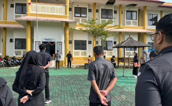 A. Fadzlur Rahman menjadi pembina apel senin pagi