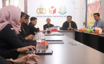 Anggota Bawaslu Kalsel Akhmad Mukhlis Saat memberikan arahan kepada jajaran Bawaslu Tapin
